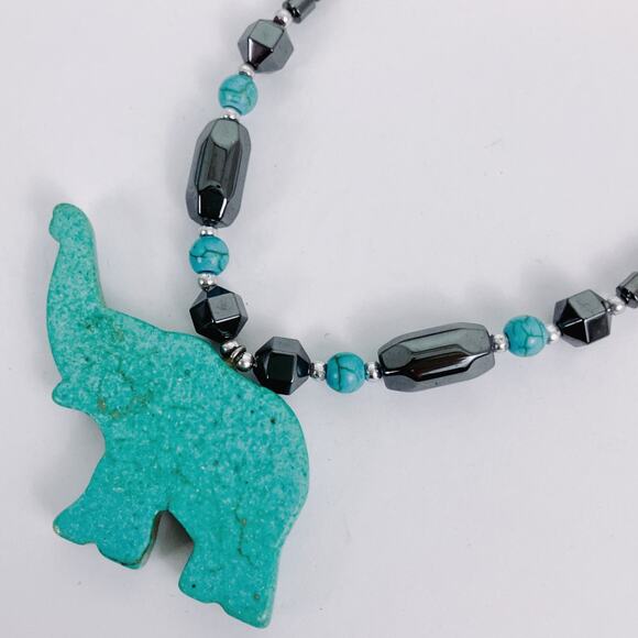 Vintage Howlite Gemstone Elephant Pendant Necklace Boho Hematite Jewelry Figural - Picture 8 of 10